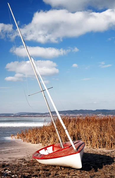 Zeilboot aan het Balatonmeer in de winter — Stockfoto