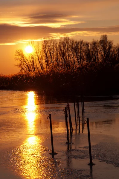 Zachód słońca nad Balatonem w okresie zimowym, Węgry — Zdjęcie stockowe