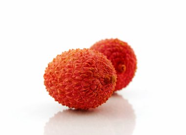 Lychee Çin chinensis isolalted beyaz zemin üzerine