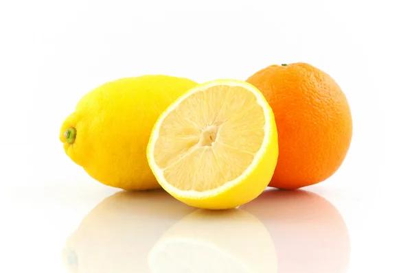 Oranye dan lemon pada latar belakang putih — Stok Foto
