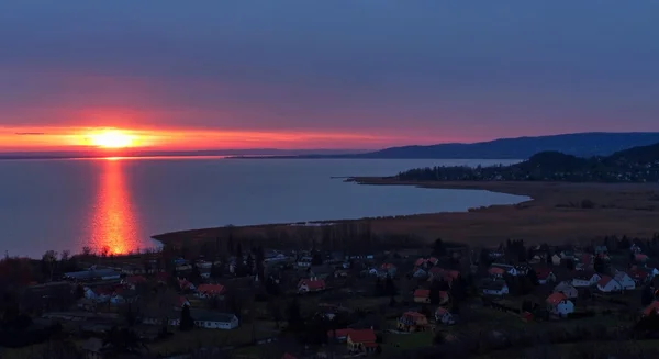 Zachód słońca nad brzegiem jeziora balaton, Węgry — Zdjęcie stockowe