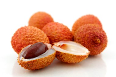Beyaz arka plan üzerinde izole lychee (Çin chinensis)