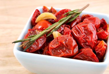 domates biberiye ile zeytin yağı