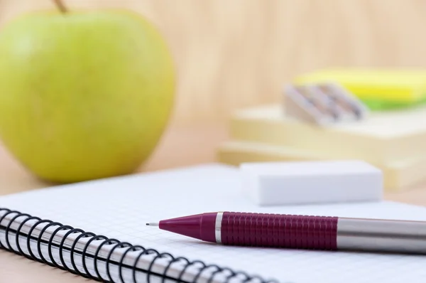 Schrijven van apparatuur op Bureau — Stockfoto