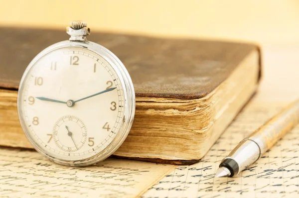 Livro retrô e relógio — Fotografia de Stock