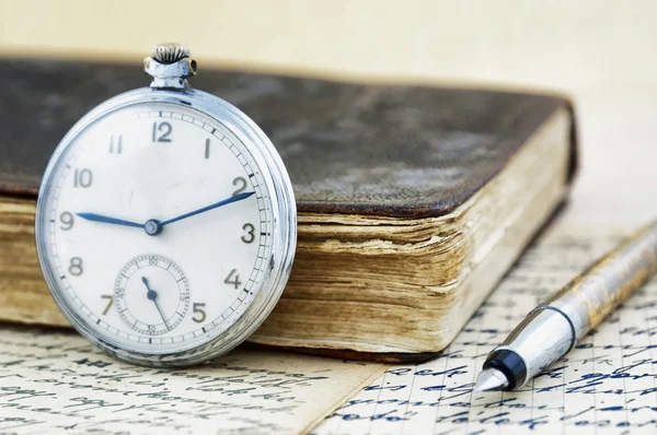 Antieke boek en klok — Stockfoto