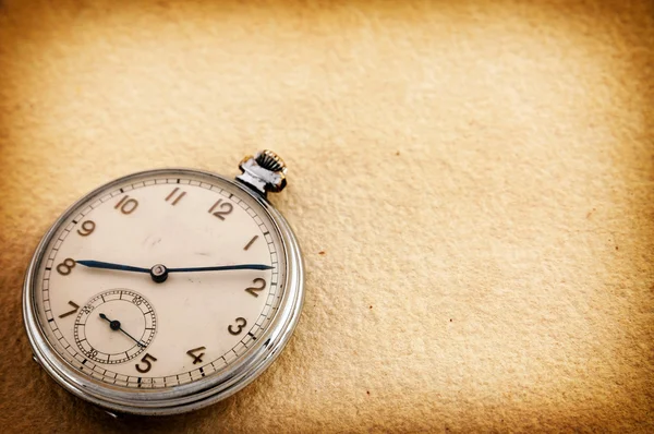 Alte Taschenuhr auf Vintage-Papier — Stockfoto