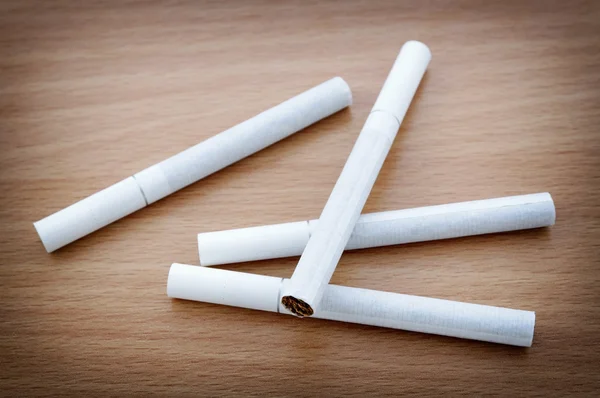 Sigaret op Bureau — Stockfoto