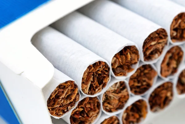 Cierre de una pila de cigarrillos en paquete — Foto de Stock