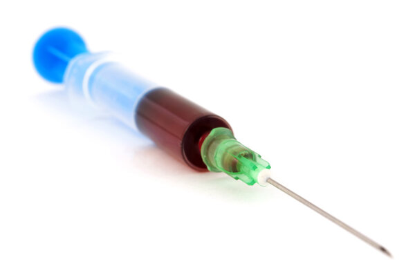 Шприц с изолированной кровью
