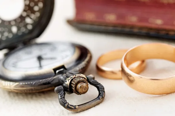 Pocket watch and wedding rings — Stock Photo, Image