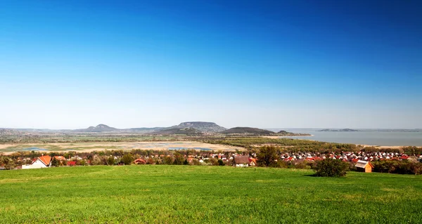 Panorama till Balatonsjön och vulkaner, Ungern — Stockfoto