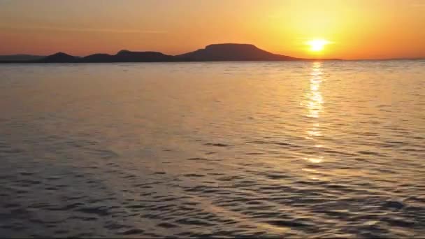 Wschód słońca nad jeziorem balaton, Węgry — Wideo stockowe