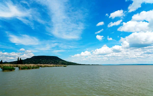 Vista a Badacsony desde Szigliget en el Lago Balaton, Hungría — Foto de Stock