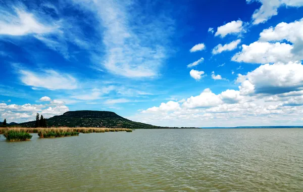Widok badacsony z miejscowości Sziglihet nad brzegiem jeziora balaton, Węgry — Zdjęcie stockowe