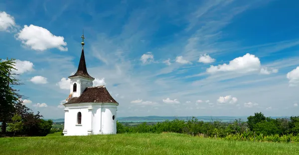 Kapliczka w balatonlelle nad brzegiem jeziora balaton, Węgry — Zdjęcie stockowe