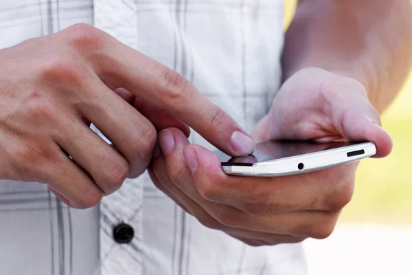 Dospívající chlapec s mobilním telefonem — Stock fotografie