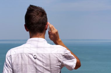 Hücresel telefon ederken genç çocuk