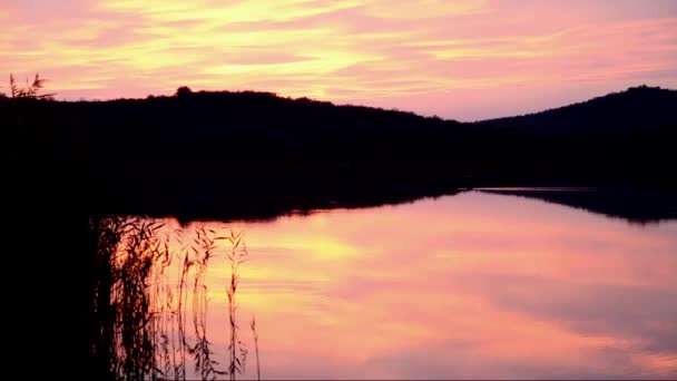 Západ slunce v tihany v vnitřní jezero, Maďarsko — Stock video