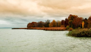 sonbaharda at lake balaton, Macaristan (revfulop içinde günbatımı manzara)