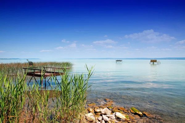 Wędkarz molo nad brzegiem jeziora balaton, Węgry — Zdjęcie stockowe