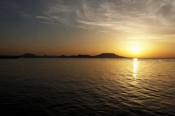 Panorama para o Lago Balaton ao nascer do sol, Hungria — Fotografia de Stock