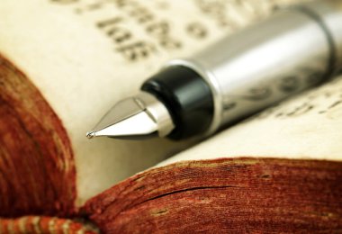 eski kitap ve dolma kalem