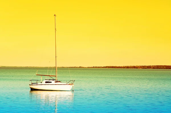 Zeilboot in sunrise at lake balaton, Hongarije — Stockfoto