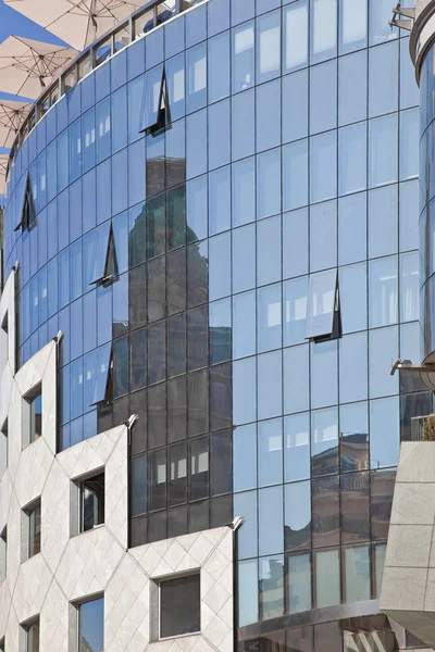 Wien, Fassade eines modernen Gebäudes — Stockfoto