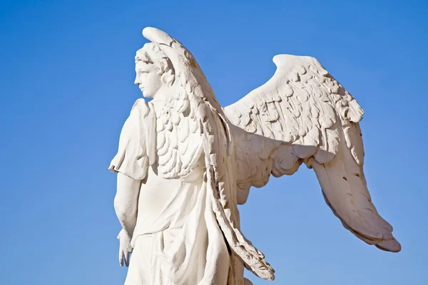 Anioł na tle nieba — Zdjęcie stockowe
