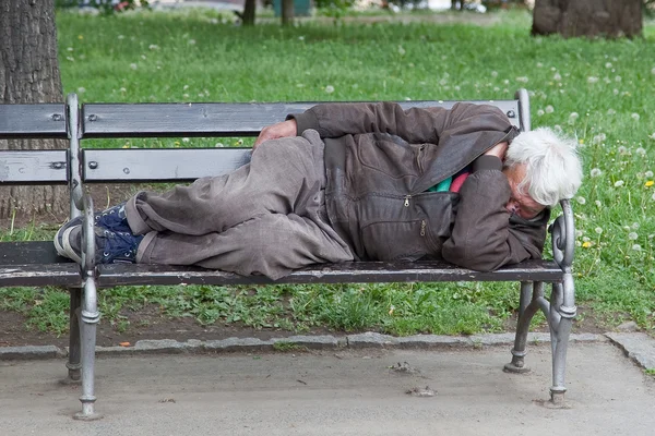 Vagabondo una panchina da giardino — Foto Stock