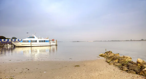 Docka på stranden vid Adriatiska havet — Stockfoto