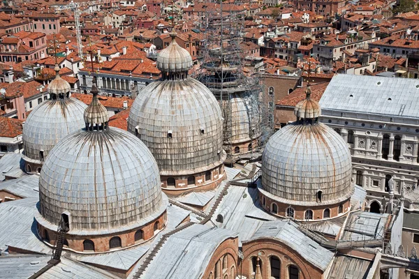 Basilika des Heiligen Mark. Kuppeln — Stockfoto