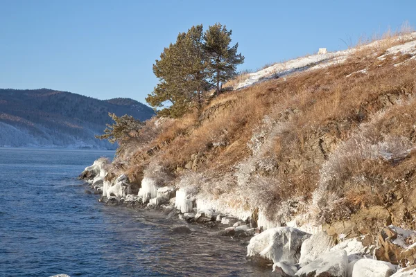 Järvi on Baikal — kuvapankkivalokuva