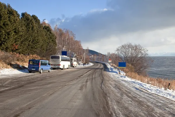 Strada invernale lungo un lago Baikal — Foto Stock