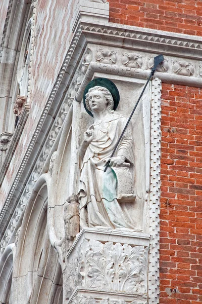 Sculpture on the facade of Palace of Doges — Stock Photo, Image