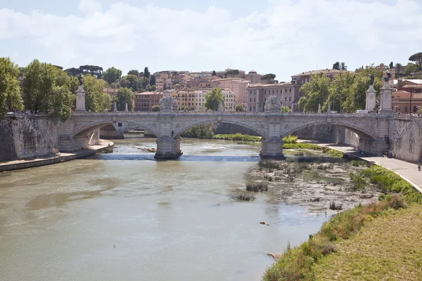 River Tiber and bridge of Victor Emmanuel II — Stock Photo, Image