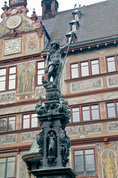 Antika fontän neptune på en bakgrund fasaden på stadshuset — Stockfoto