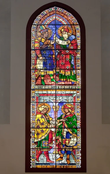 Окно в Католической церкви Санта-Мария-дель-Фьоре (Дуомо) ) — стоковое фото