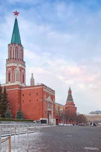 Nikolskaja und uglowaja arsenalnaja turm — Stockfoto