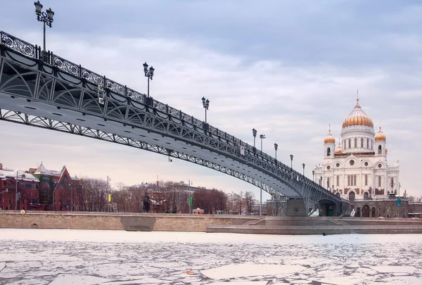 Собор Христа Спасителя и Патриарший мост — стоковое фото