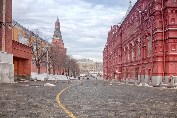 Kremlin passage and Uglovaya Arsenalnaya tower — Stock Photo, Image