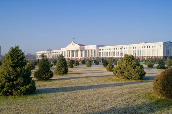 Edifício de senado e jardim público — Fotografia de Stock