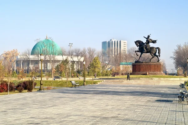 Amir Temür Meydanı