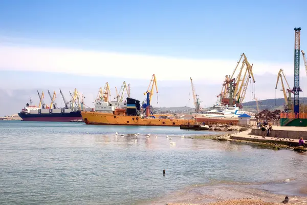 Schiffe liegen im Hafen — Stockfoto