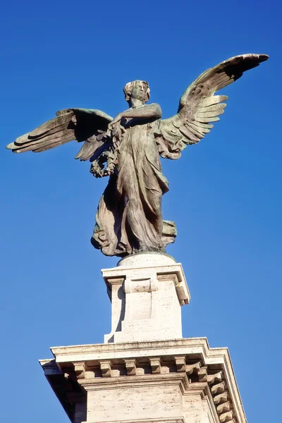 Ängel på en bakgrund himmel — Stockfoto