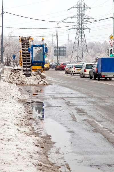 Straßenreinigung von nassem Schnee — Stockfoto