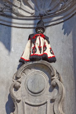 Manneken pis olan Macar hussar elbiseli