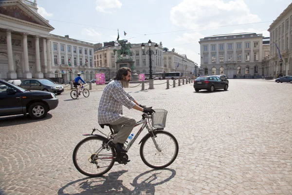 Ciclista en la calle en Bruselas — Foto de Stock