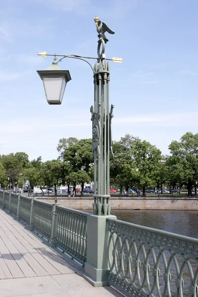 Laternen auf Ioanovskom zur Brücke — Stockfoto